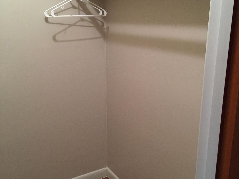 2nd image of 913 W Lynn St #3