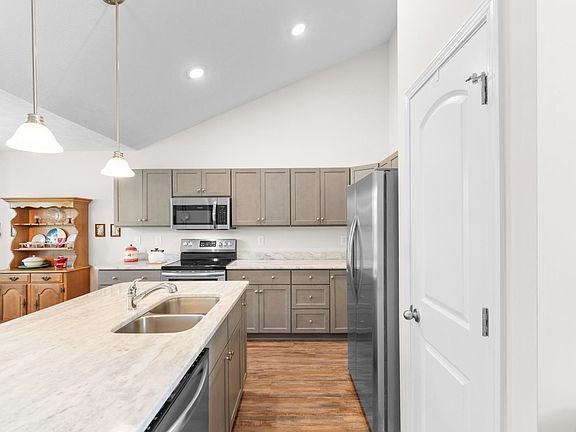 4th image of 391 Leste Rd.