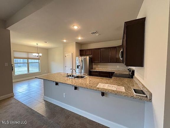 3rd image of 16886 Desmare St