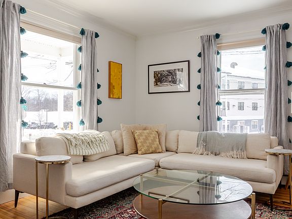 Main Floor
Living Room 1
L-couch
+55" TV