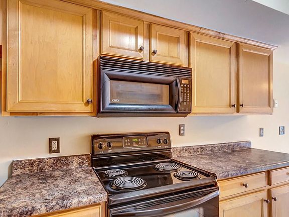 4th image of 578 Hampton Way #A