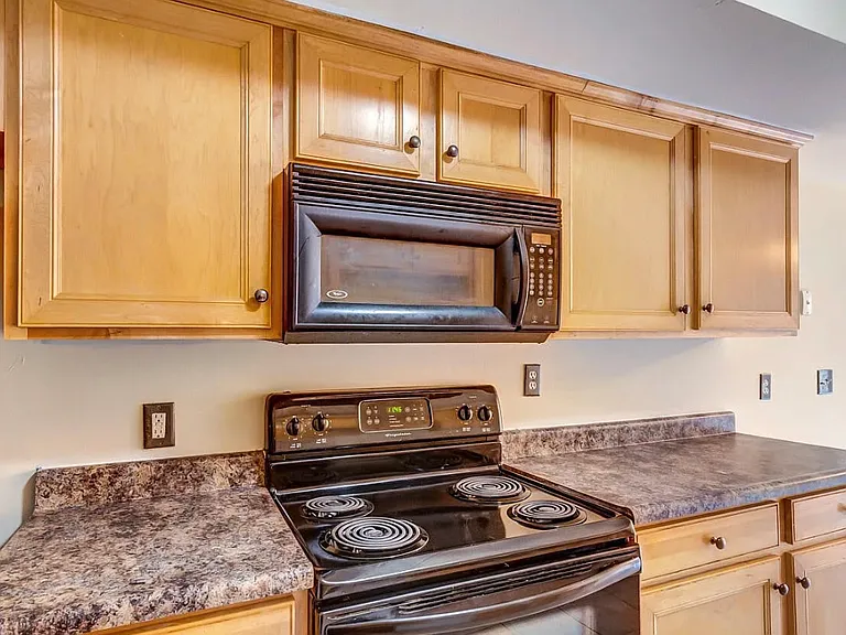 578 Hampton Way #A — Photo 4