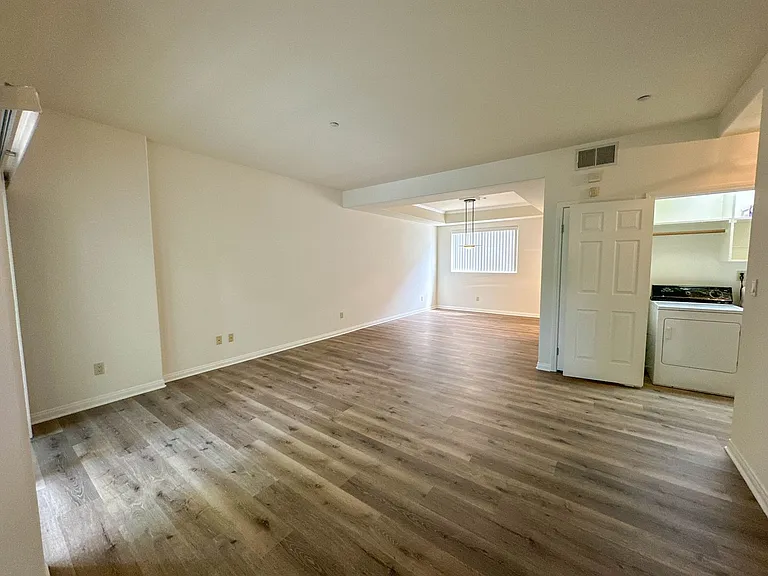 427 W Doran St #106 — Photo 8