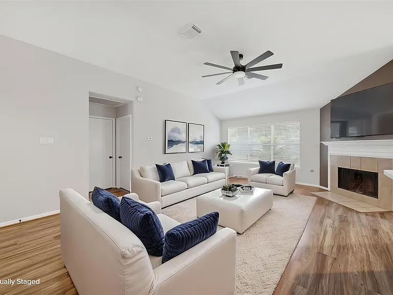 1607 Sandy Park Dr — Photo 2