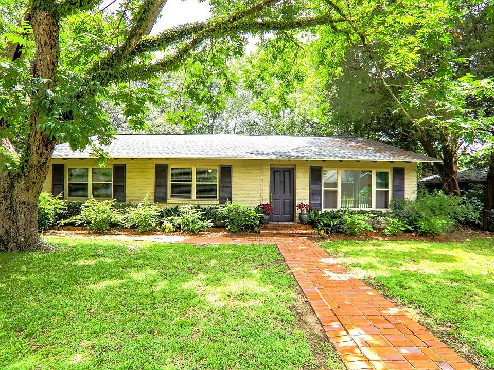 Spacious front yard