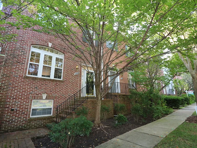 308 Garden View Sq — Photo 2