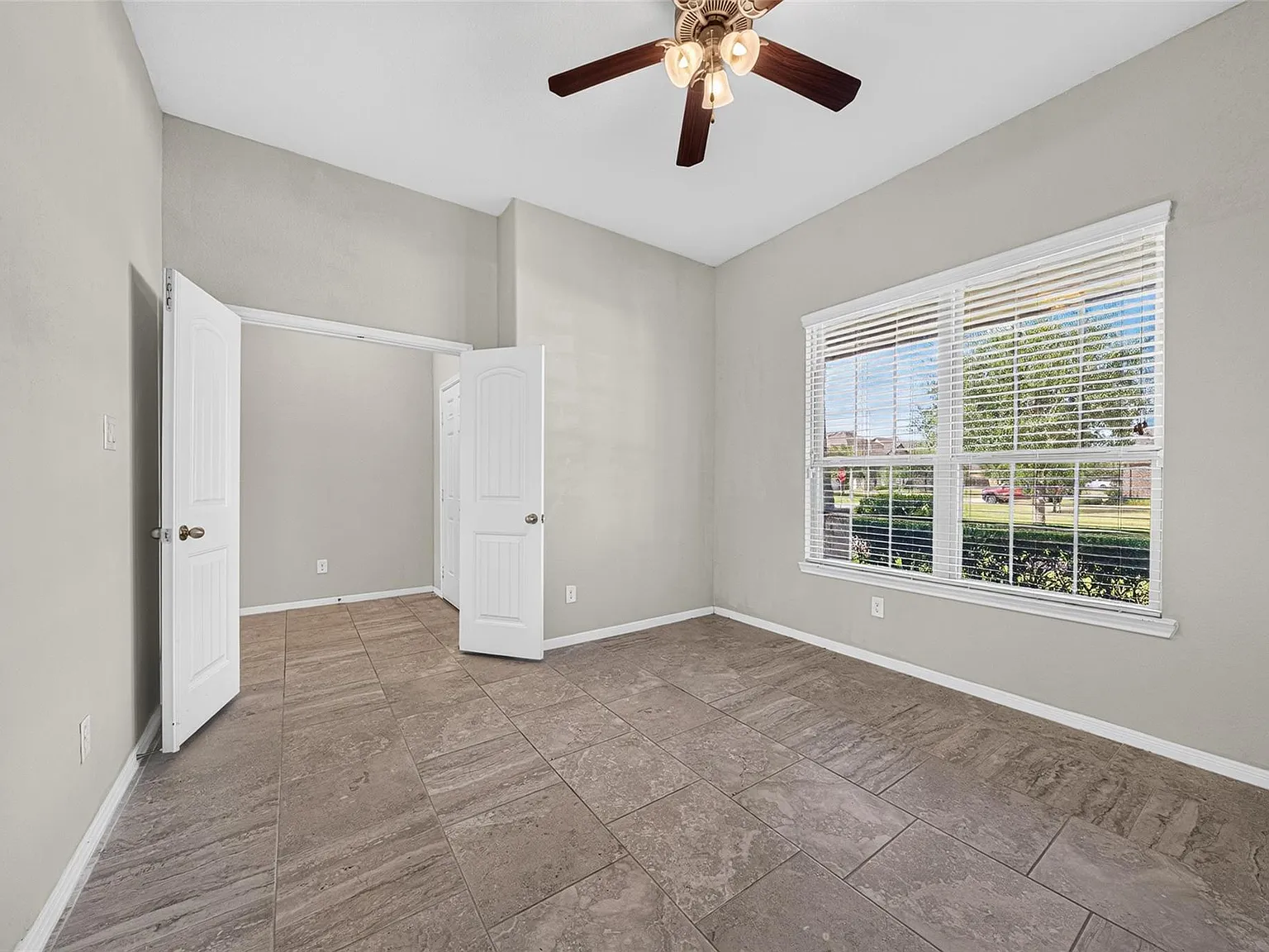 3 bed, 2.5 bath, 2268 sqft, $2,300 — Photo 3