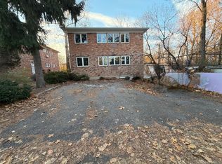 16 Cornwall Ln, Pt Washington, NY 11050