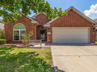 8220 Fall Crest Dr, Fort Worth, TX 76115
