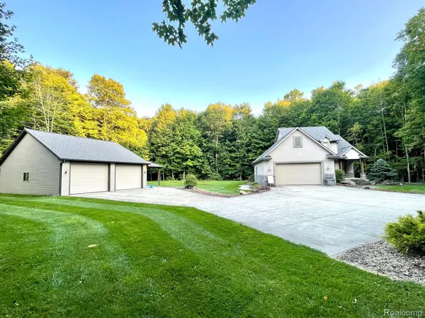 1603 Deepwood Dr, Lapeer, MI 48446