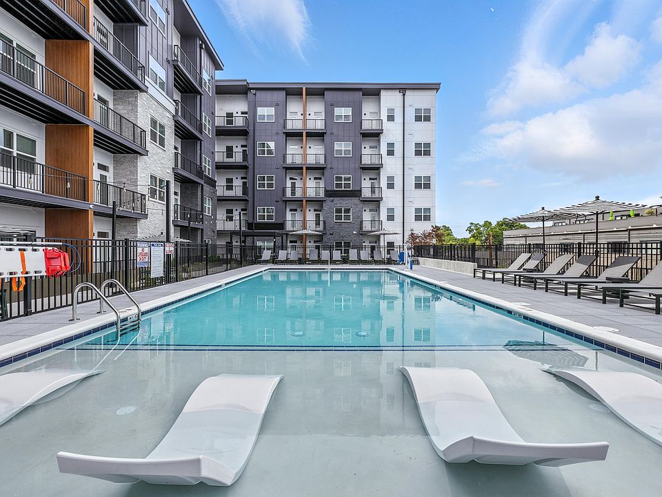 Pool with Lounge Ledge