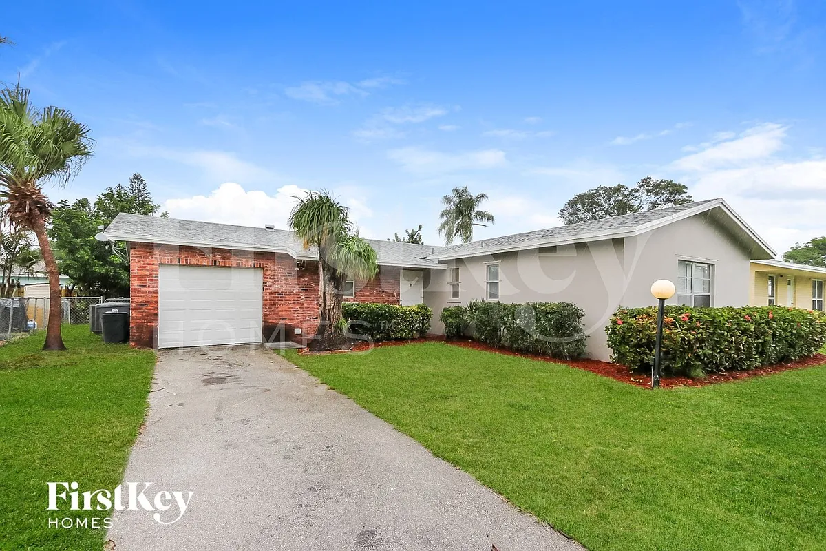 Building Photo - 9749 Sandalfoot Blvd