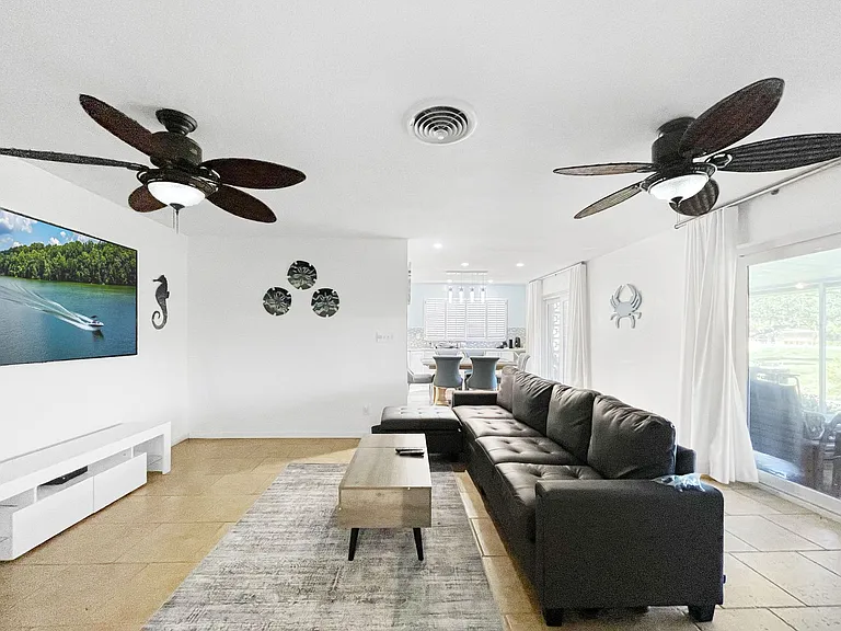 1031 Honeysuckle Rd — Photo 4