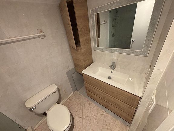 3rd image of 250 174th St APT 910