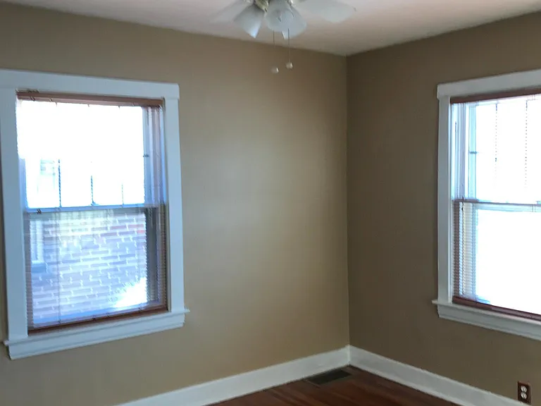Small bedroom perfect for office