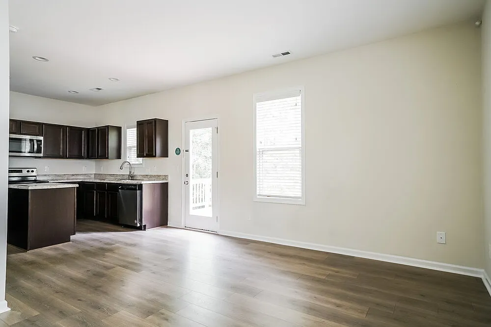 4 bed, 2.5 bath, 1446 sqft, $1,815 — Photo 4