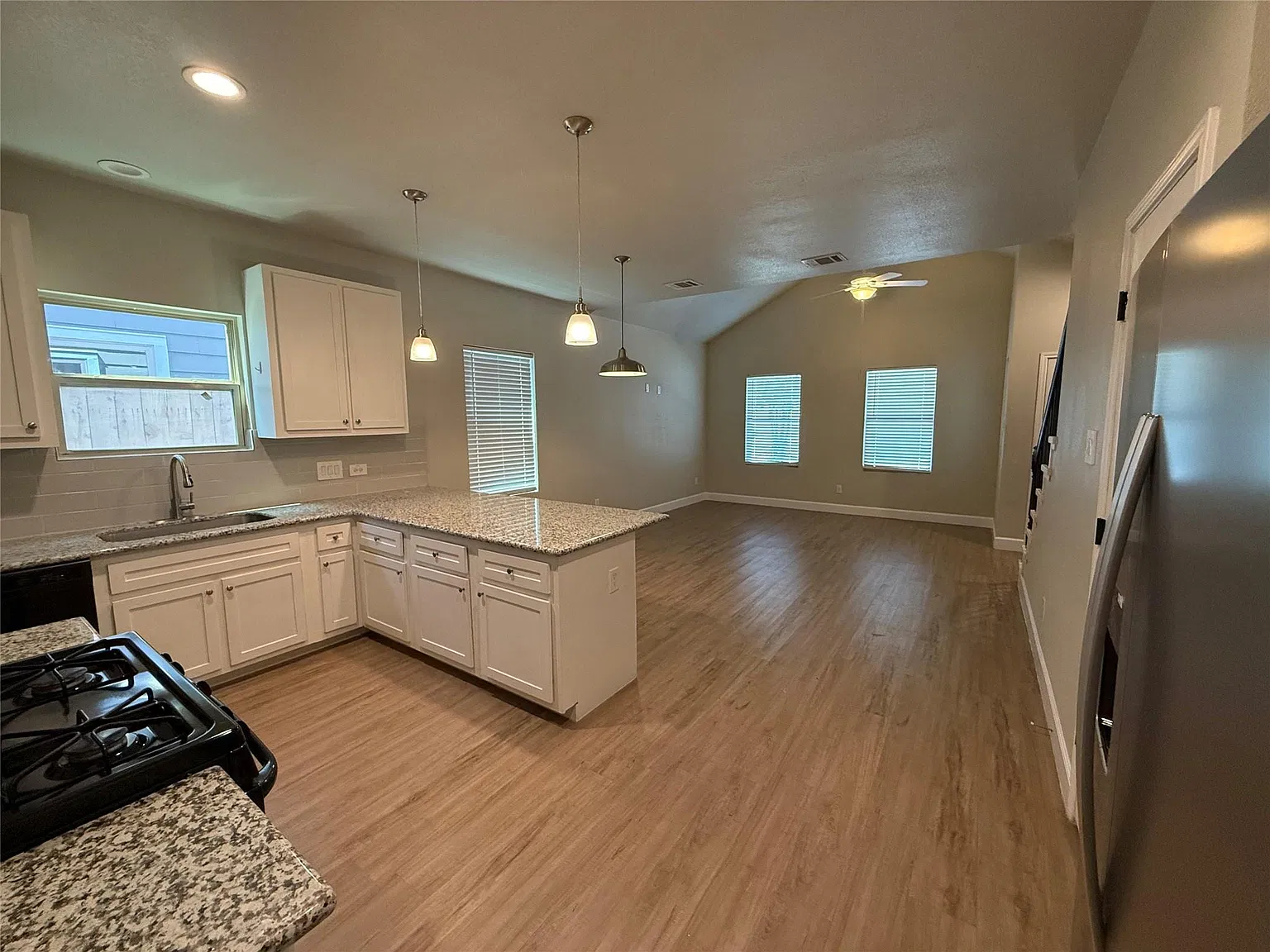 3 bed, 2.5 bath, 1487 sqft, $1,695 — Photo 2