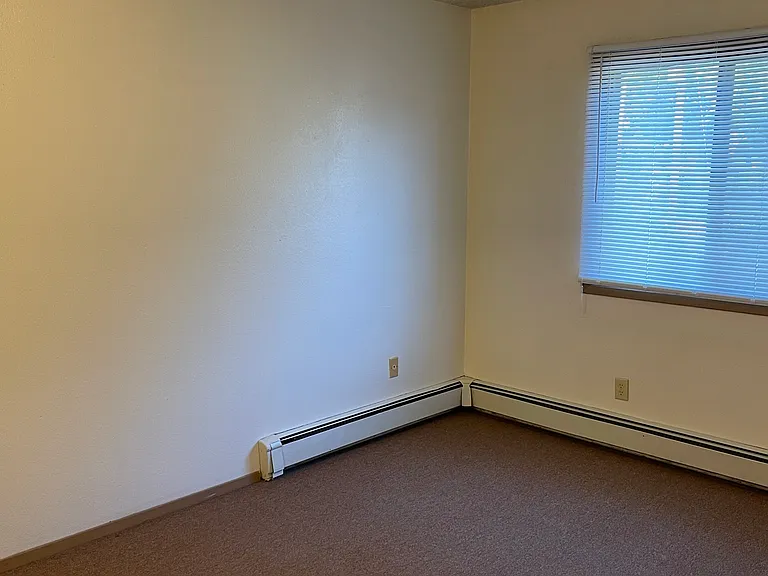 716 E Burlington St — Photo 8