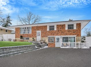 32 Mackay Dr, Hauppauge, NY 11788
