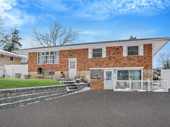 32 Mackay Drive, Hauppauge, NY 11788