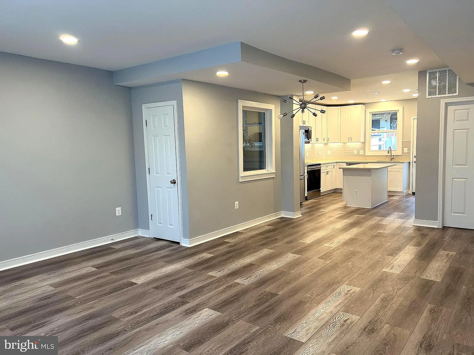 4 bed, 2.5 bath, 1600 sqft, $4,600 — Photo 3