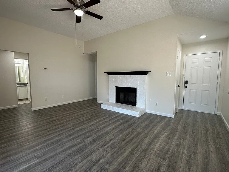 551 Stonewall Way — Photo 2