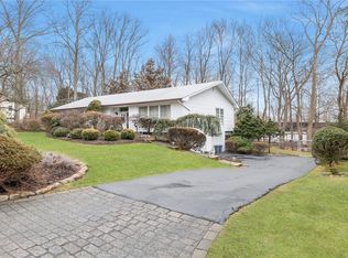 34 Lawrence Pl, Chestnut Ridge, NY 10977