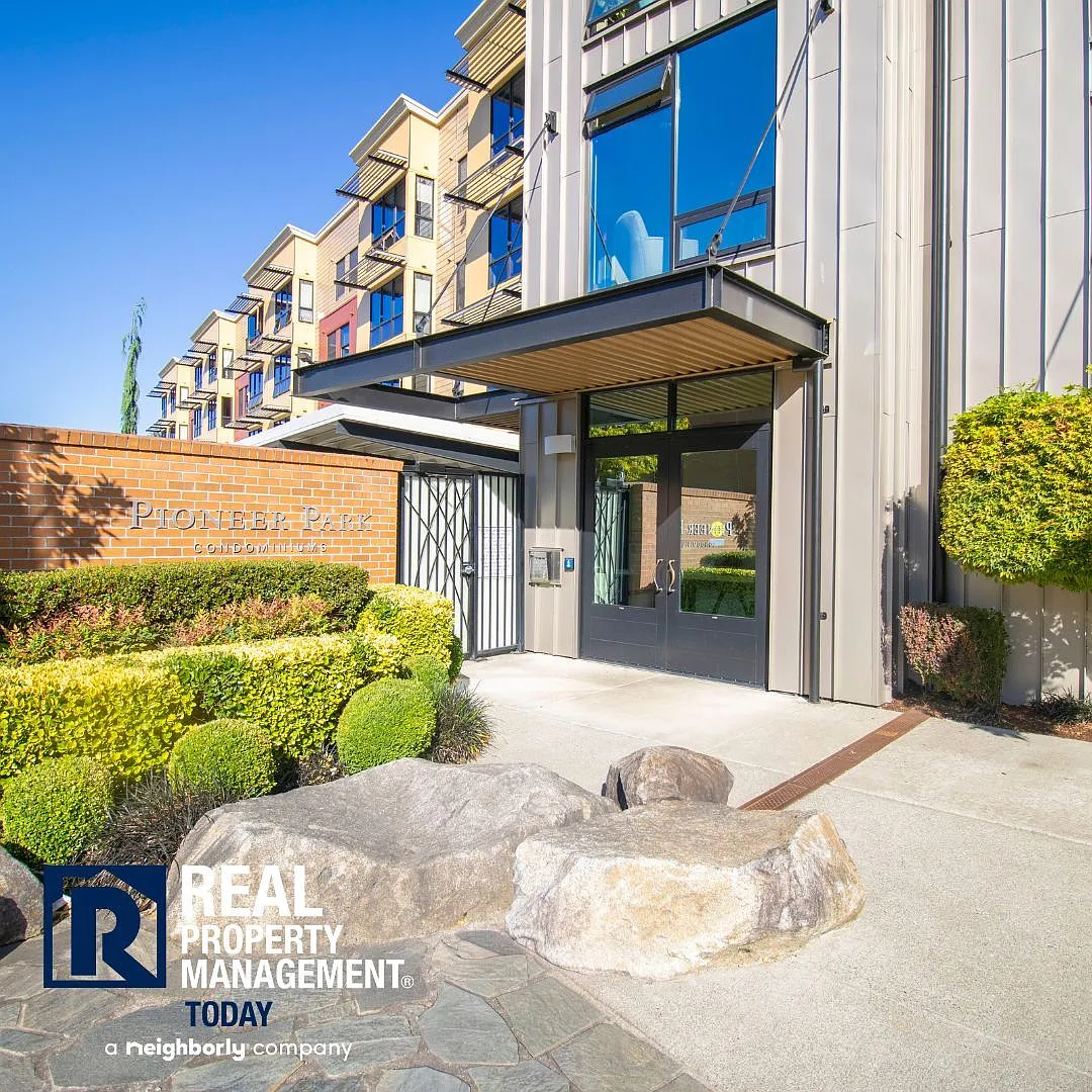 Fully Furnished 1-Bedroom Downtown Puyallup Condo | Parking & Select Utilities Included — Photo 1