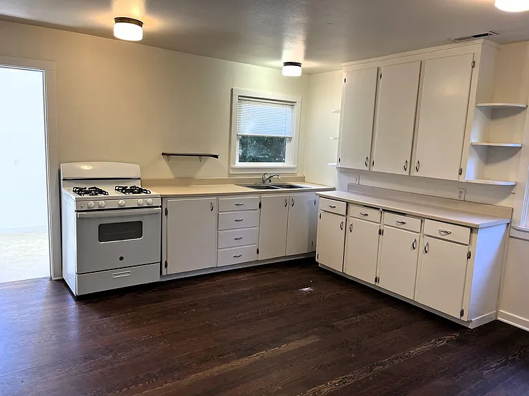 488 Sea Ave — Photo 10