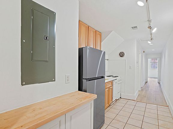 5th image of 1944 Calvert St NW #2