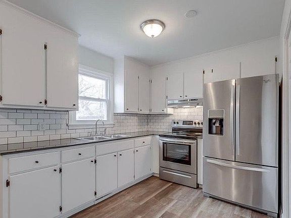 3rd image of 706 Hampton Ave #B