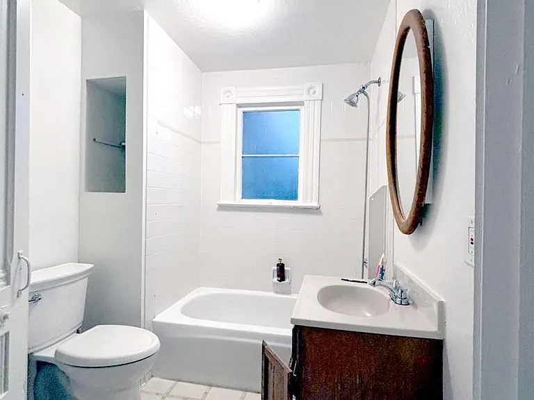 708 York St — Photo 4