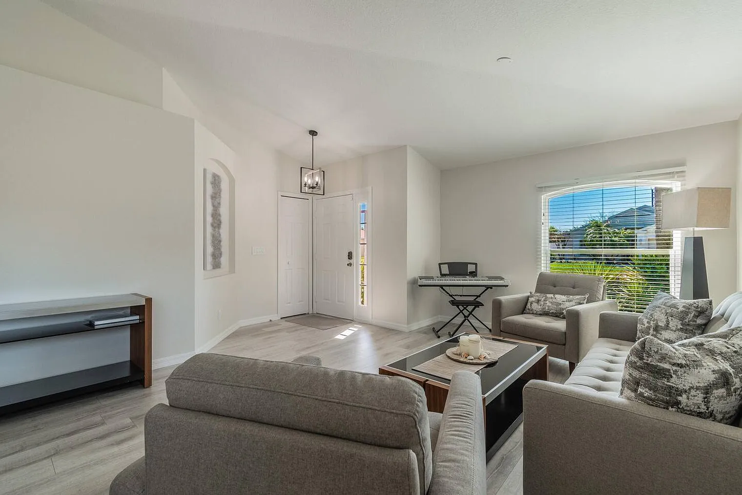 4 bed, 2.0 bath, 1948 sqft, $4,901 — Photo 3