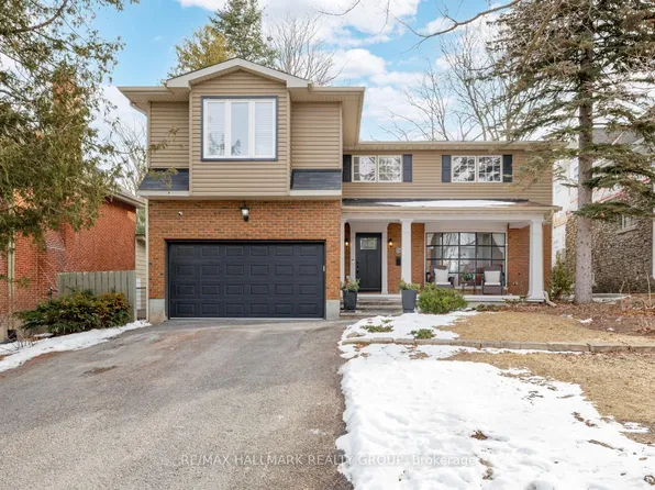 547 Denbury Ave, Ottawa, ON K2A 2N8