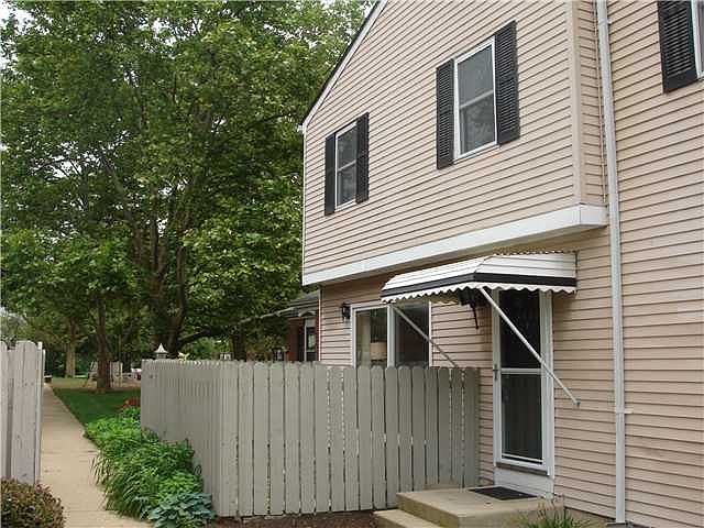 Ext. Front w/ Enclosed Patio