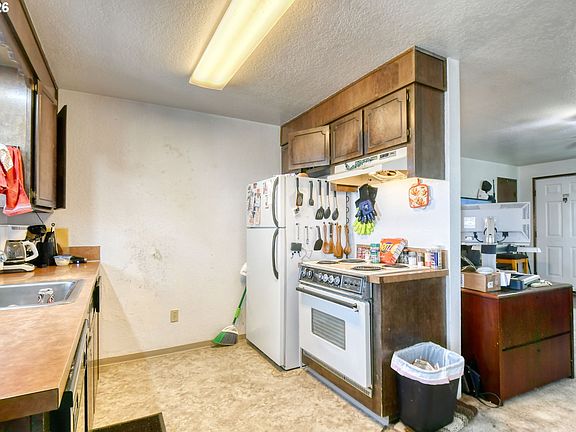 5th image of 810 SW 10th St
