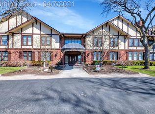 1750 Vernier Rd APT 19, Grosse Pointe Woods, MI 48236