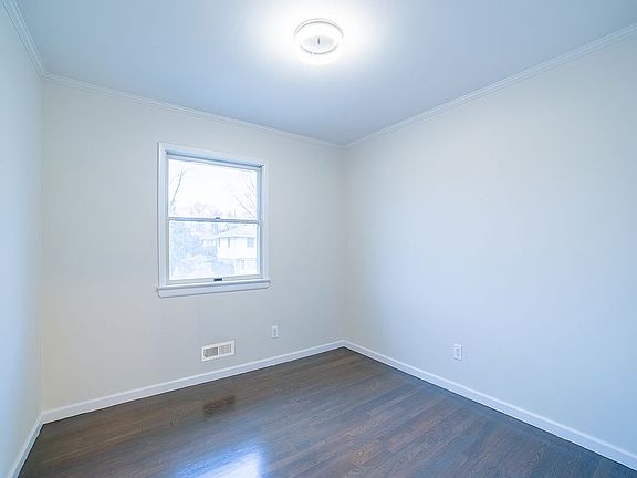 4th image of 6 Dartmouth Dr