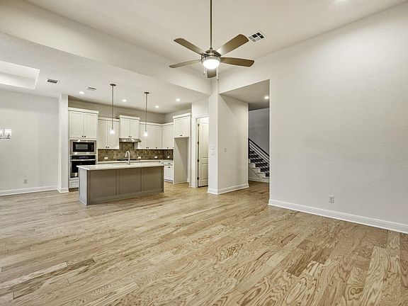 2nd image of 253 Prickly Poppy Loop