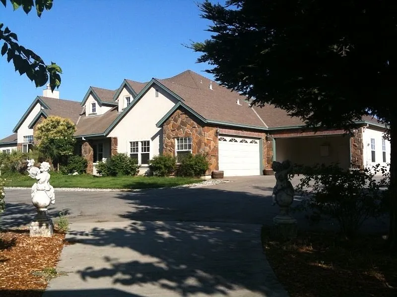 670 W San Martin Ave photo 1
