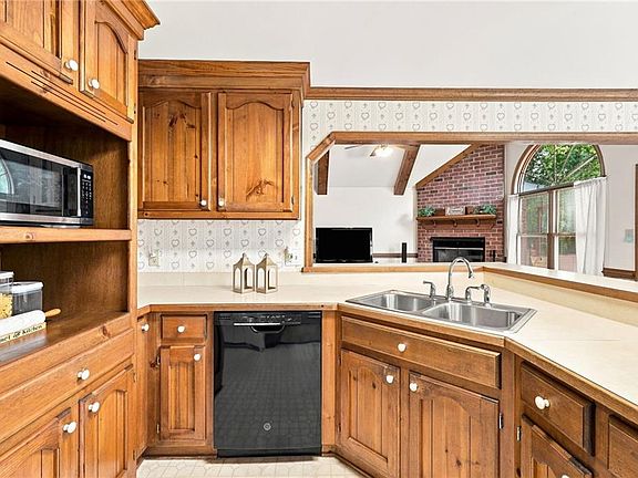 3rd image of 3840 Long Point Blvd
