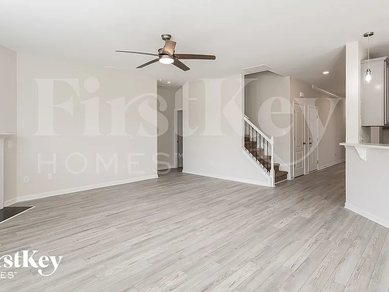 2641 Kinmere Dr — Photo 3