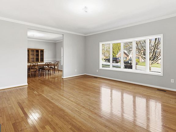 3rd image of 904 Sidehill Dr