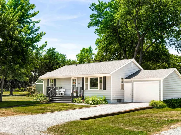 307 S Daniel St, Le Roy, IL 61752