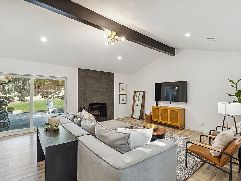 2015 Camelot Dr — Photo 3