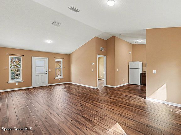 4th image of 683 Old Oak St