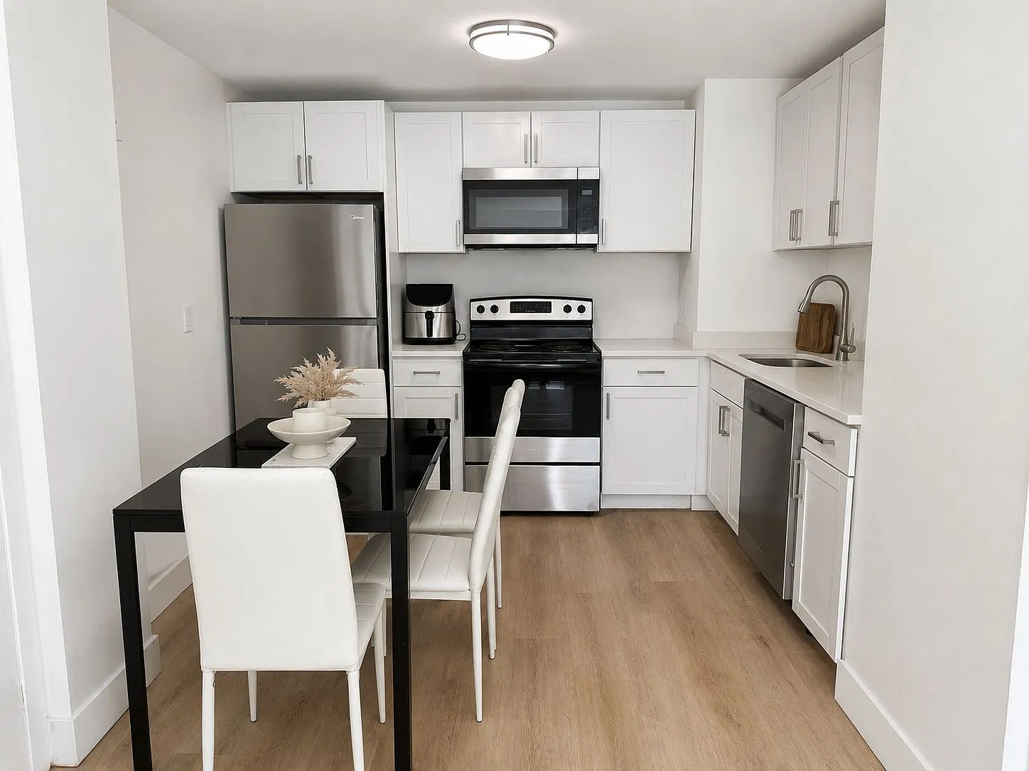2 bed, 1000 sqft, $2,400 — Photo 2