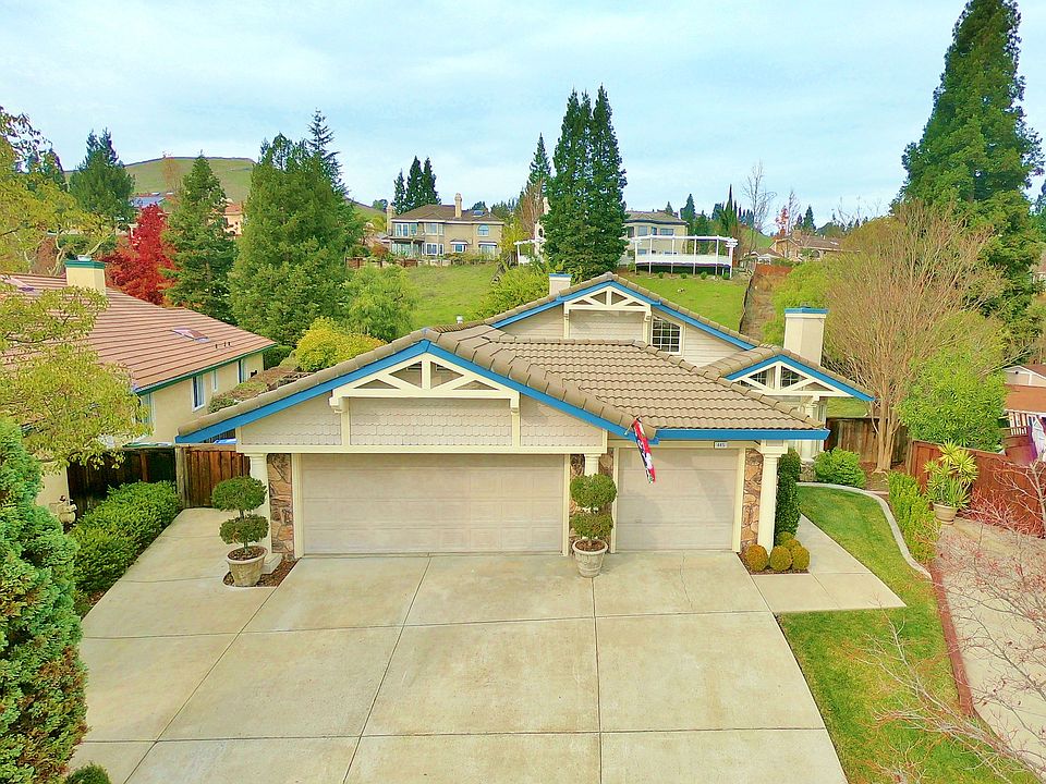 1st image of 445 Stoneybrook Ct