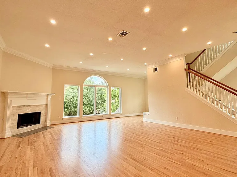 1323 Rosewood St — Photo 1