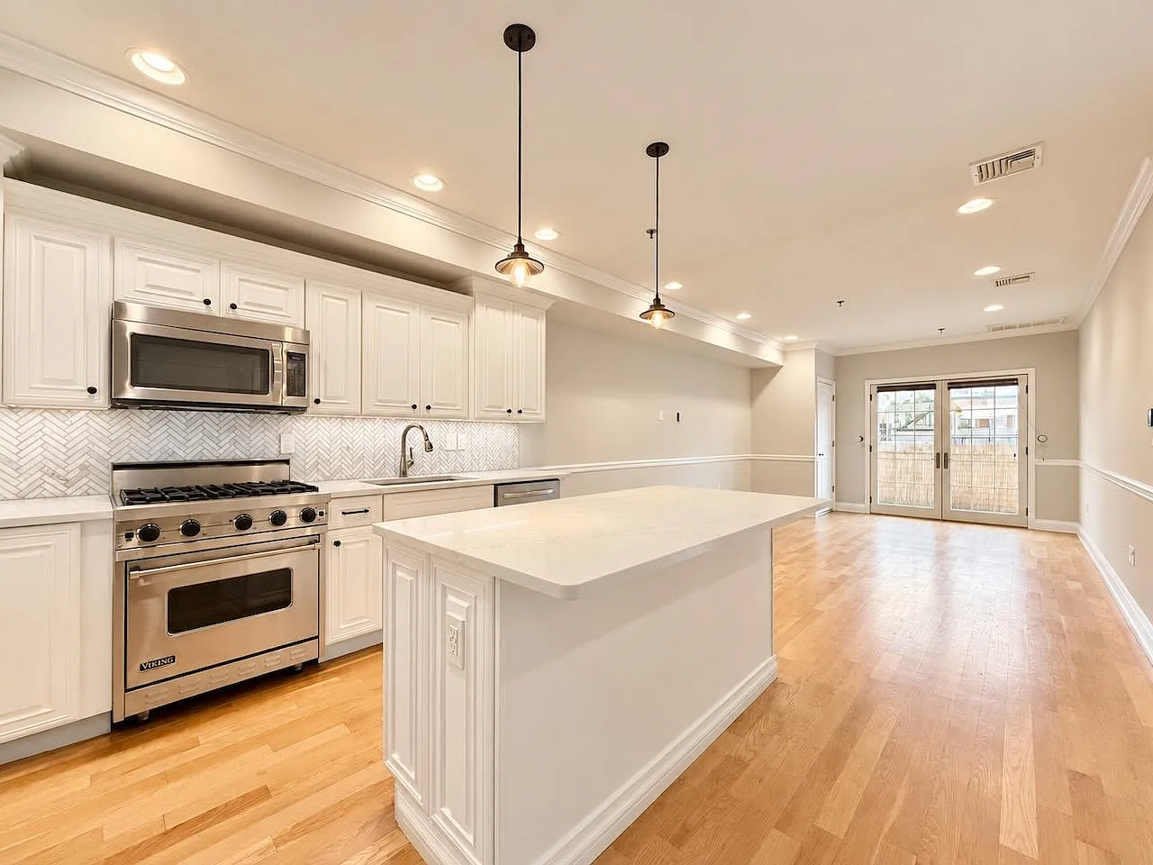 3 bed, 2.0 bath, 1400 sqft, $5,500 — Photo 1